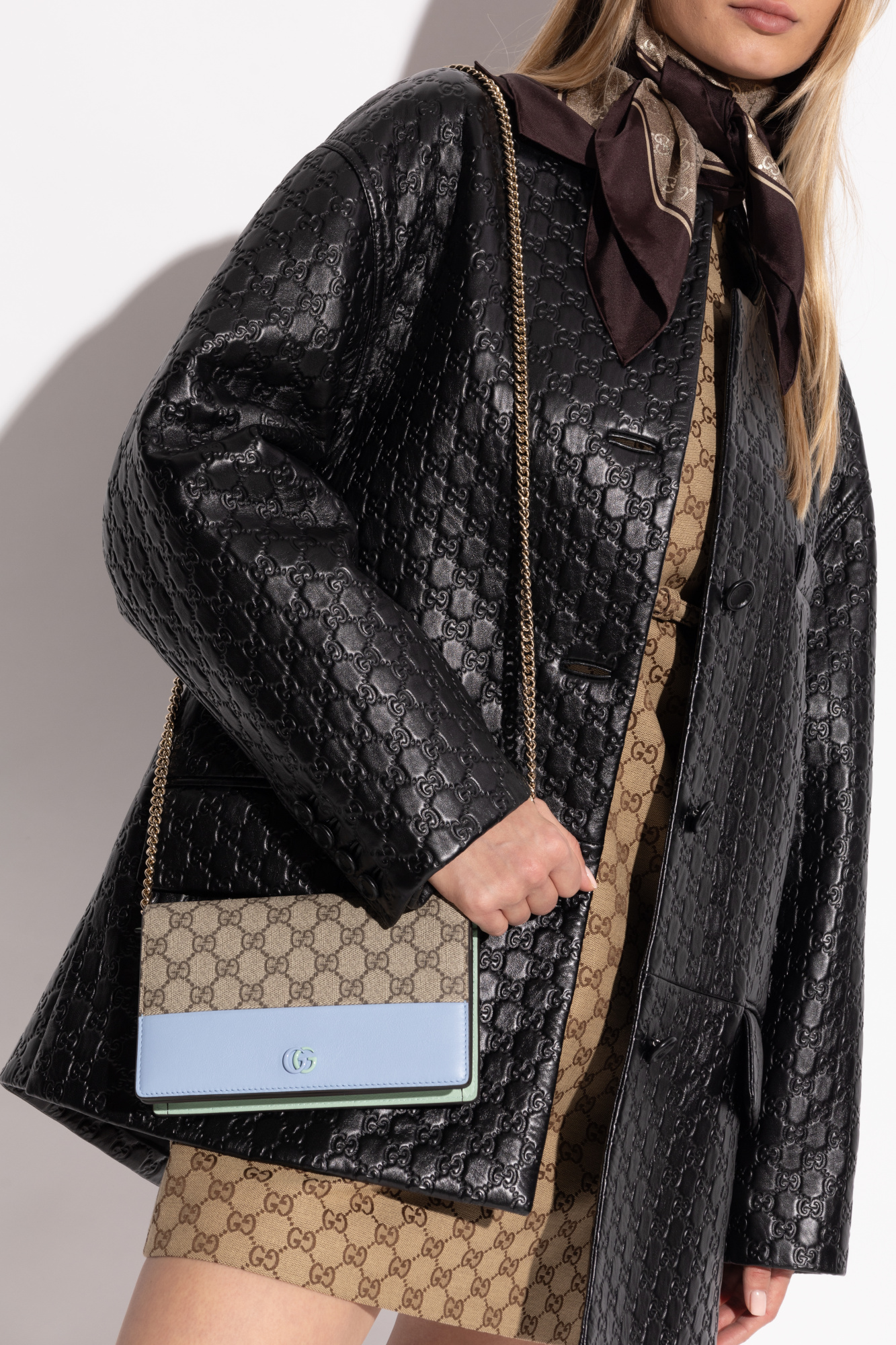 【関税＆送料込み】Gucci Gg Marmont Pouch Gucci GG Marmont Pouch Black in Textured Calfskin Leather